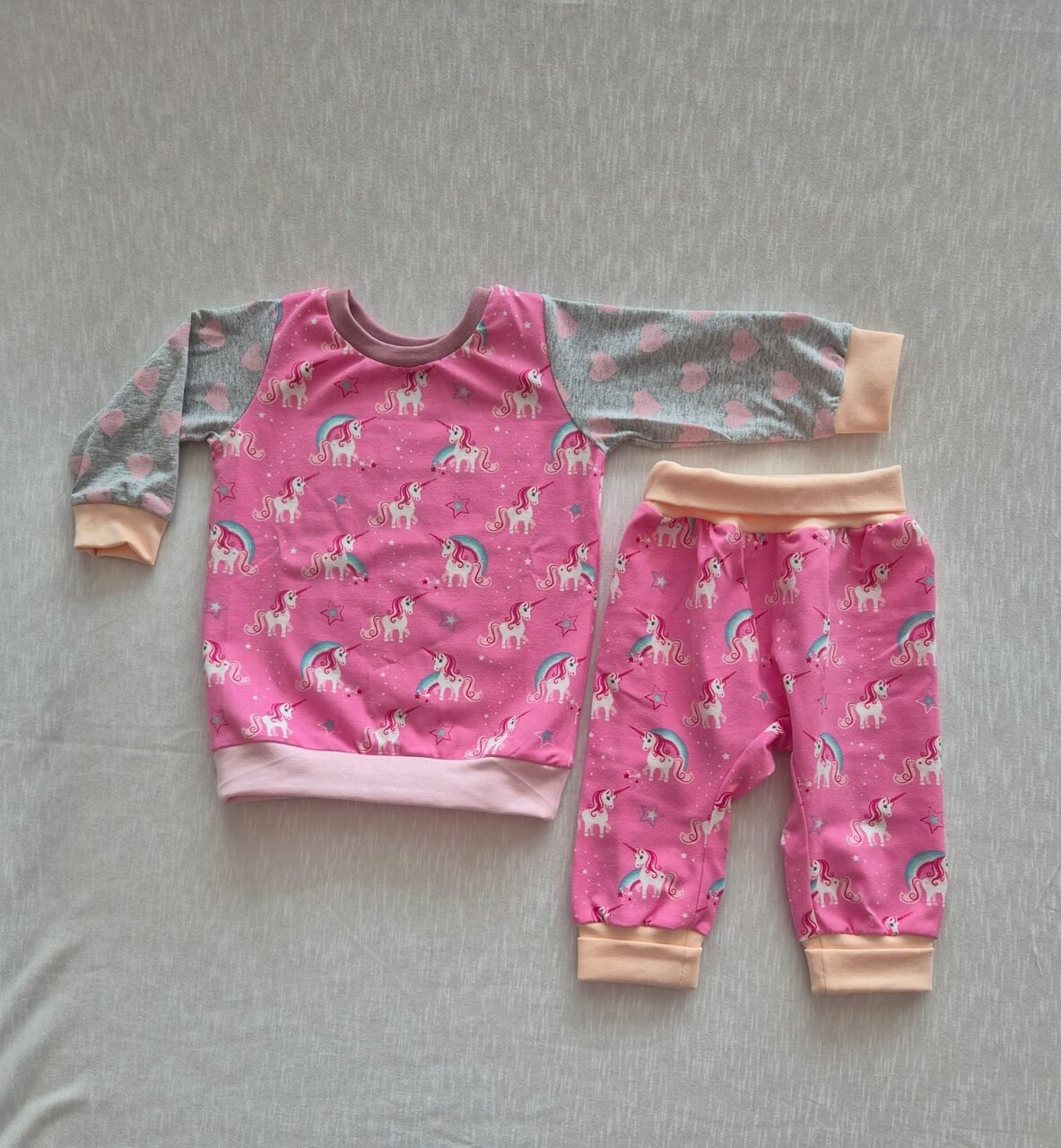 Selbstgenähtes Babyset mit Hose und Shirt im Einhorn-Muster