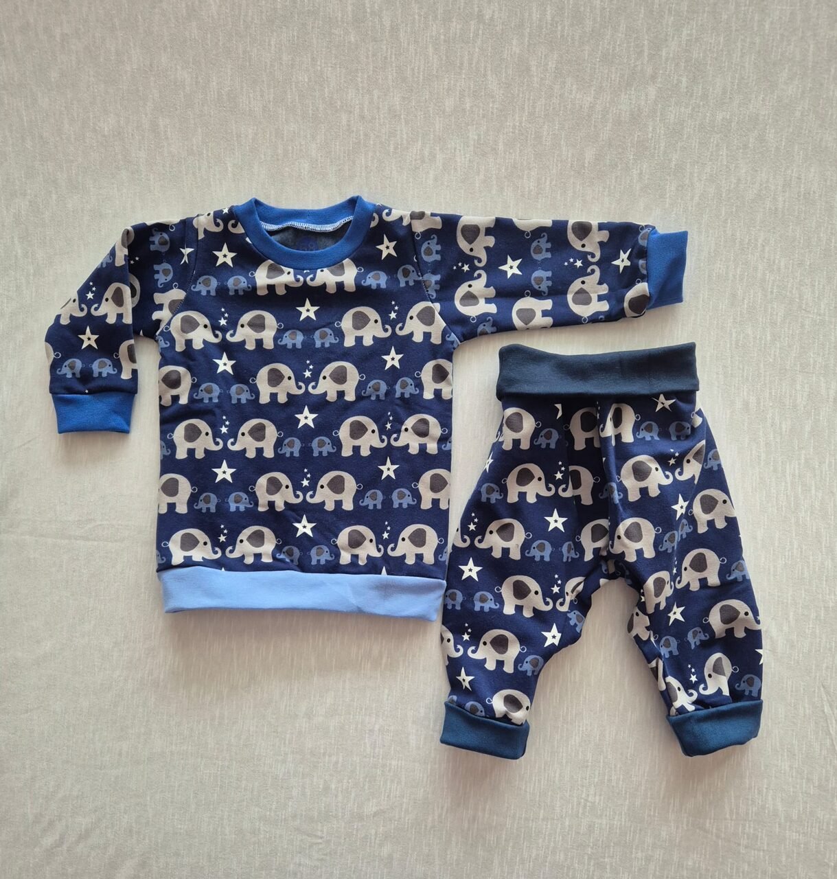 Selbstgenähtes Babyset in Dunkelblau mit Elefanten-Muster