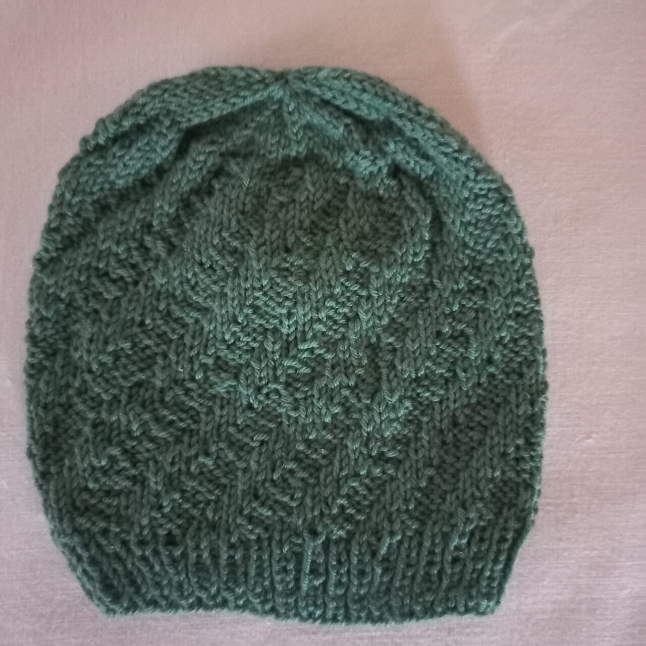 Handgestrickte Babymütze in Grün mit Reliefmuster
